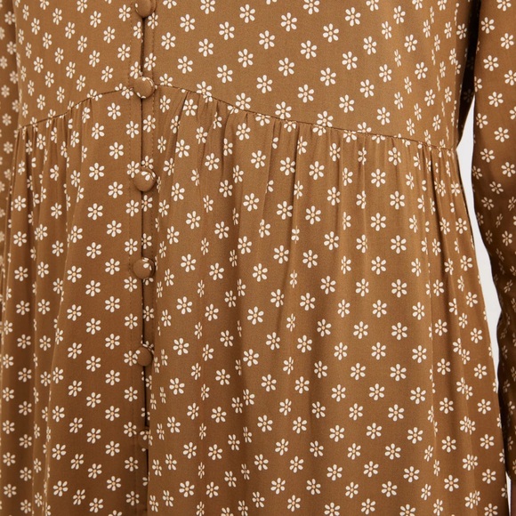 Madewell V-Neck Tiered Button-Front Midi Dress in Daisies Forever - Picture 9 of 10